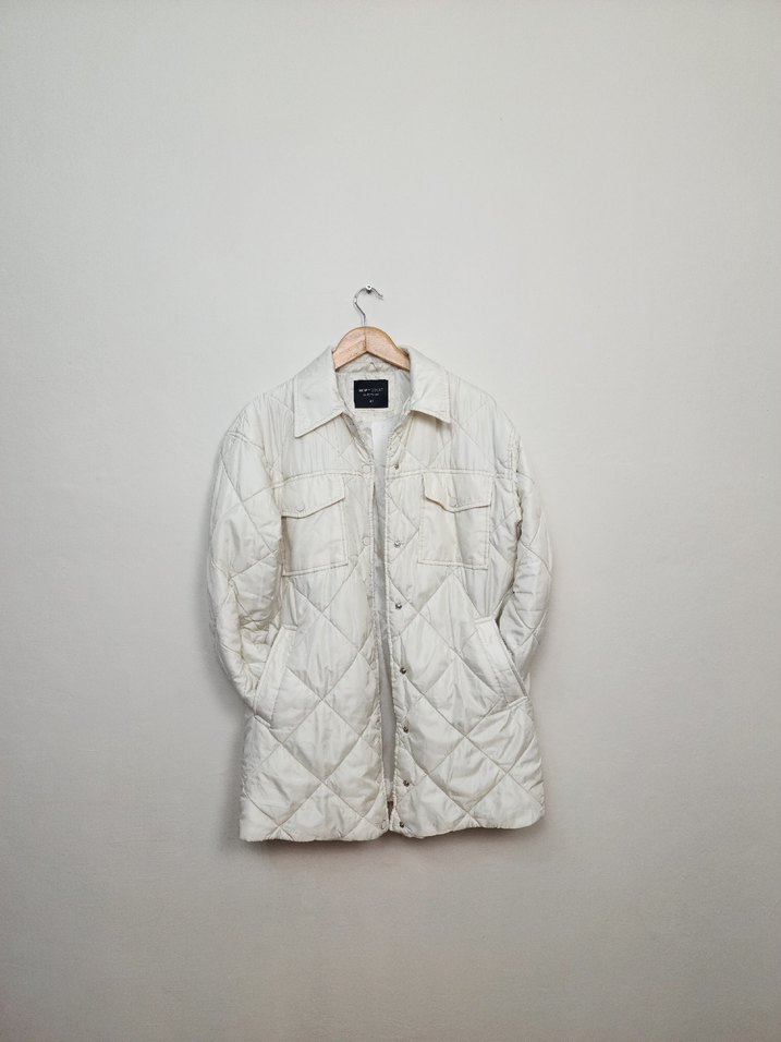 Düğmeli Beyaz Kadın Kapitone - Görsel 3