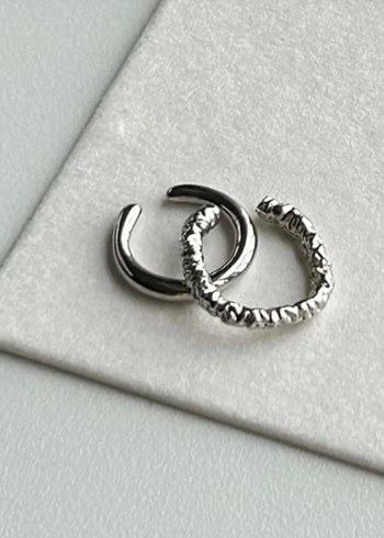 Yılan Desenli Minimalist Midi kıkırdak küpe - Görsel 2