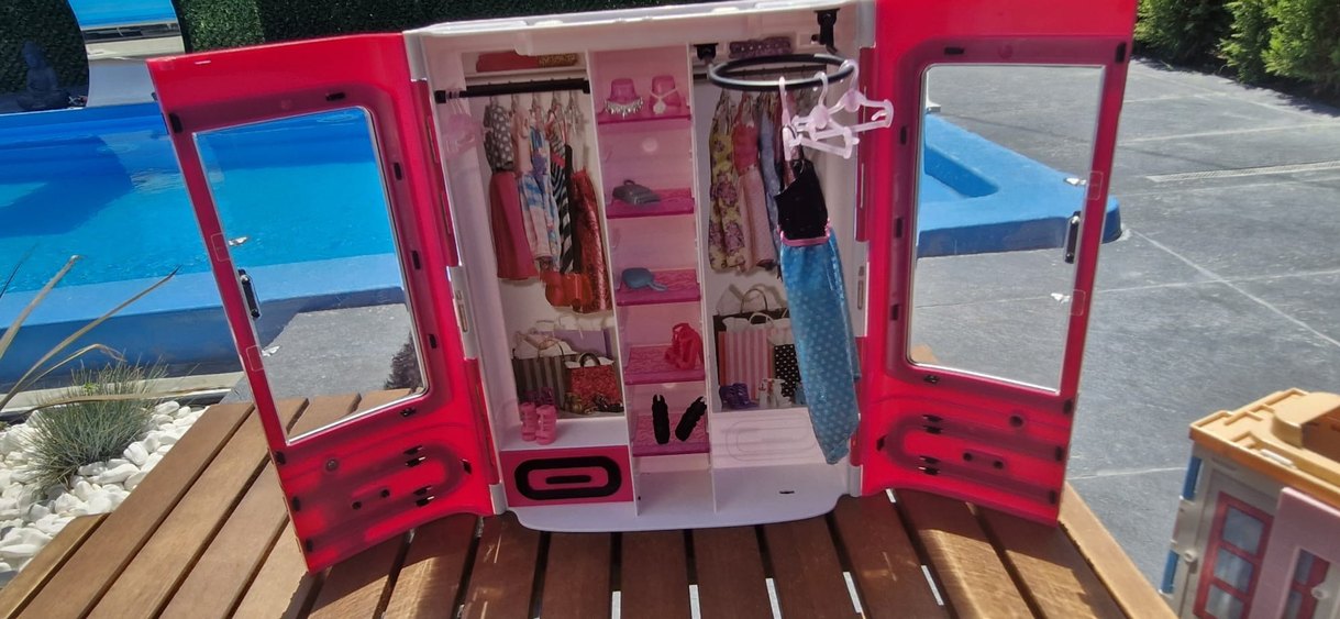 Kırmızı Barbie Oyuncak Bebek Dolabı - Görsel 4