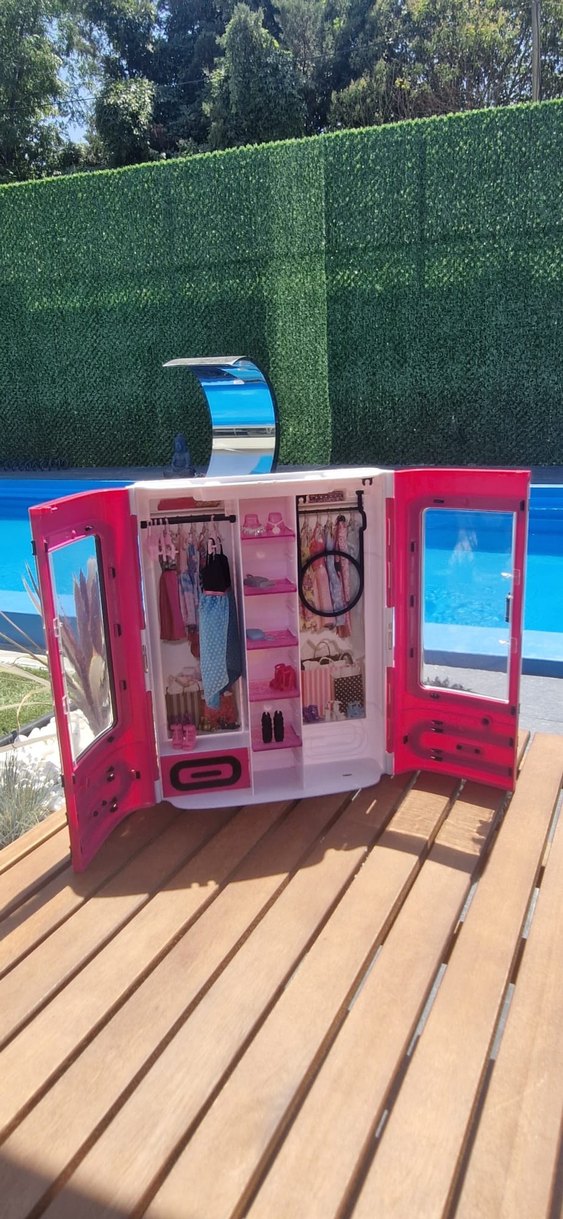 Kırmızı Barbie Oyuncak Bebek Dolabı - Görsel 3