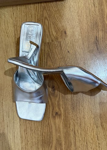 Gri Metal Topuklu Terlik - Görsel 2