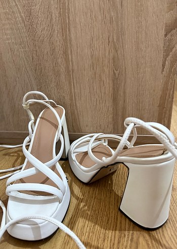 Beyaz Bağcıklı Blok Topuklu Sandalet - Görsel 3