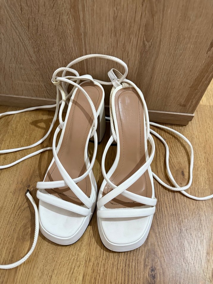 Beyaz Bağcıklı Blok Topuklu Sandalet - Görsel 2