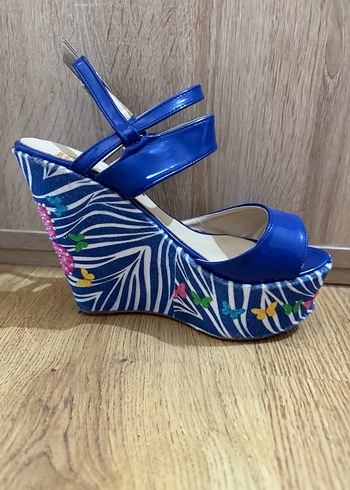 Renkli Baskılı Mavi Dolgu Topuklu Kadın Ayakkabı - Görsel 2