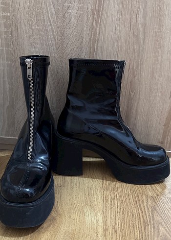 Siyah Parlak Fermuarlı Topuklu Bot - Görsel 2