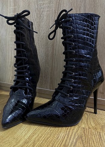 Siyah Yılan Derisi Desenli Bağcıklı Topuklu Bot - Görsel 3