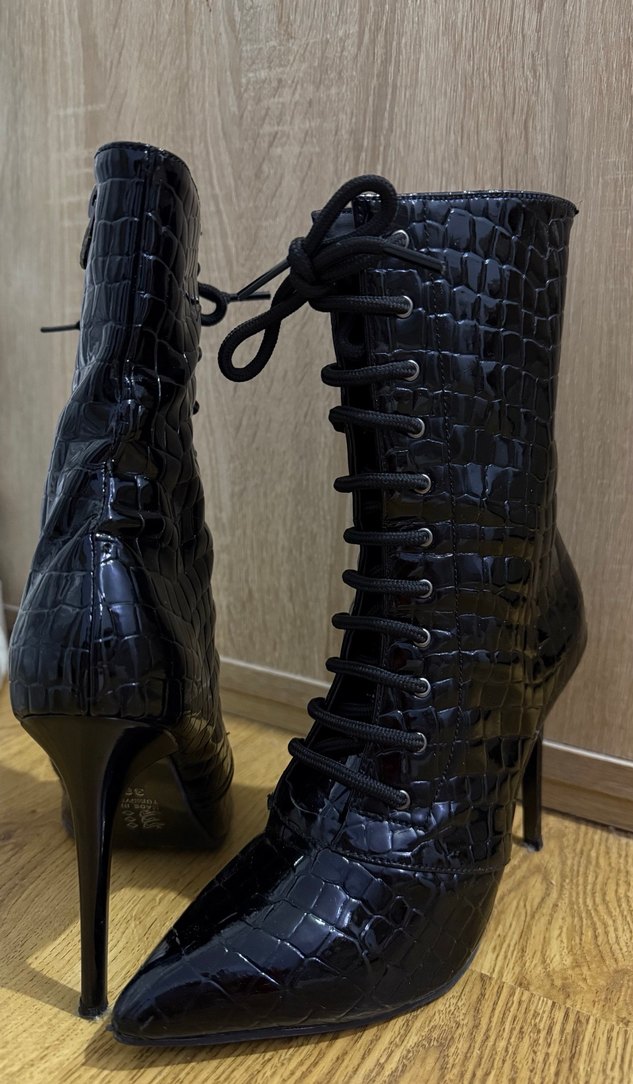 Siyah Yılan Derisi Desenli Bağcıklı Topuklu Bot - Görsel 2