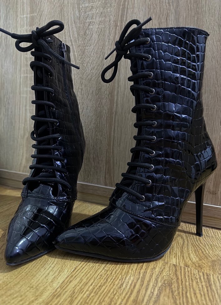 Siyah Yılan Derisi Desenli Bağcıklı Topuklu Bot - Görsel 3