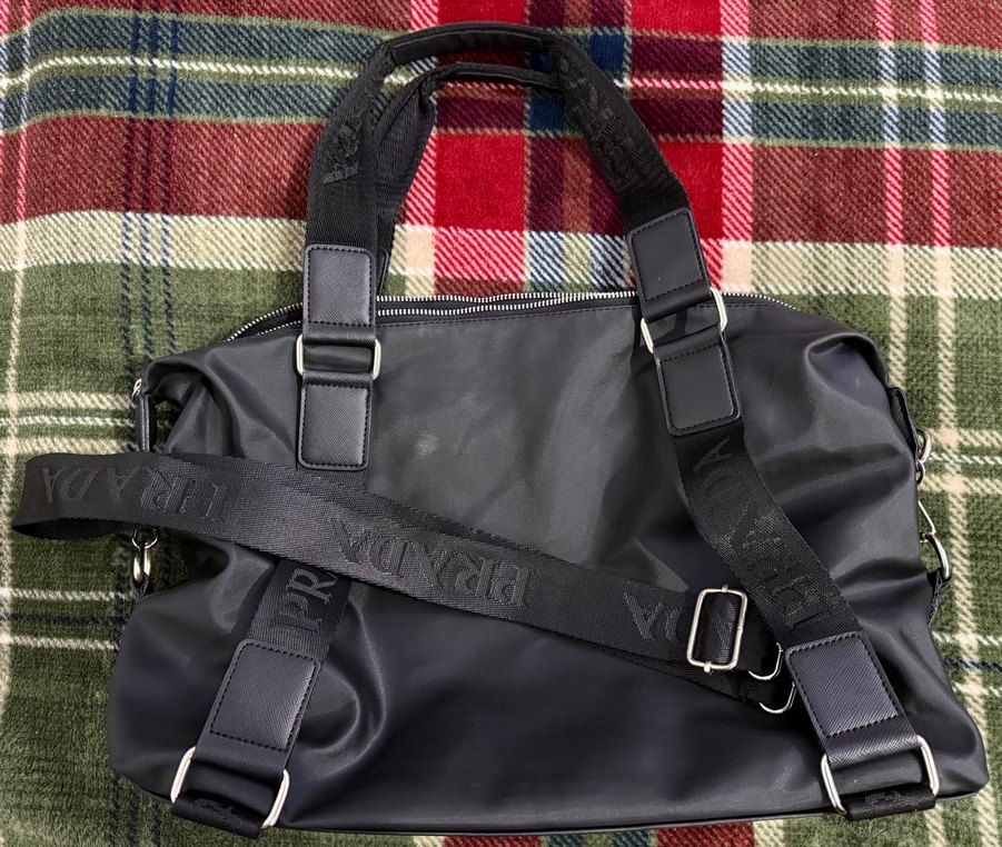 Prada Siyah Parlak Fermuarlı Çanta - Görsel 3