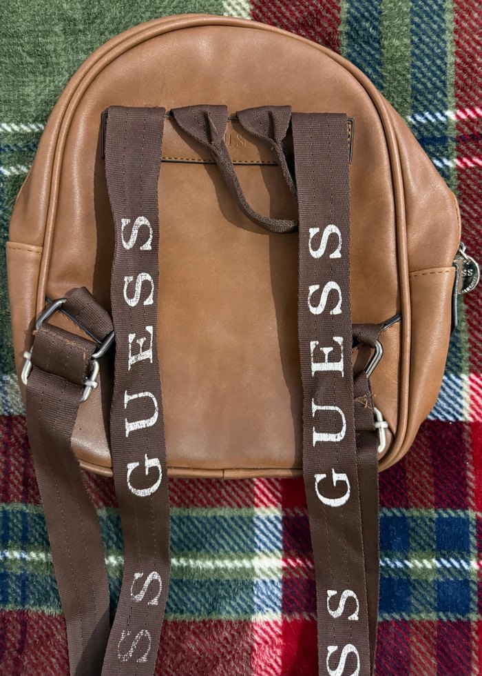 Guess Baskılı Kahverengi Deri Sırt Çantası - Görsel 2