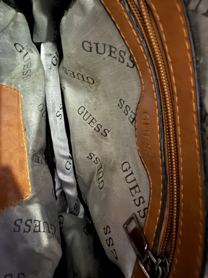 Guess Baskılı Kahverengi Deri Sırt Çantası - Görsel 3