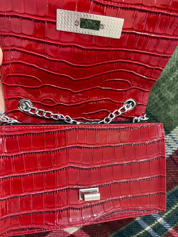 Kırmızı Çanta - Görsel 2