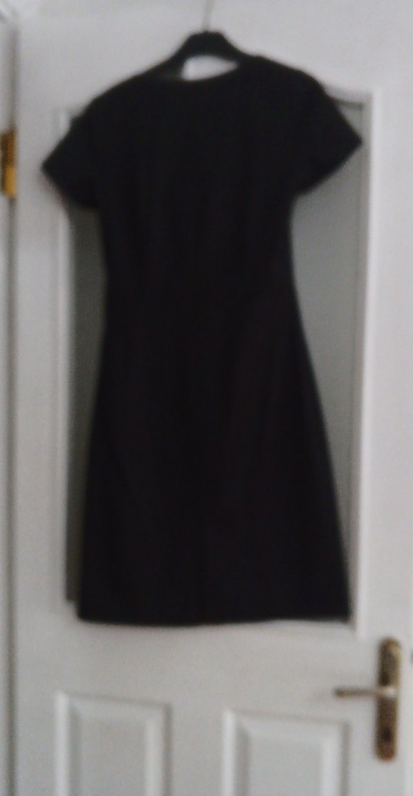 V Yaka Kısa Kollu Siyah Midi Elbise - Görsel 4