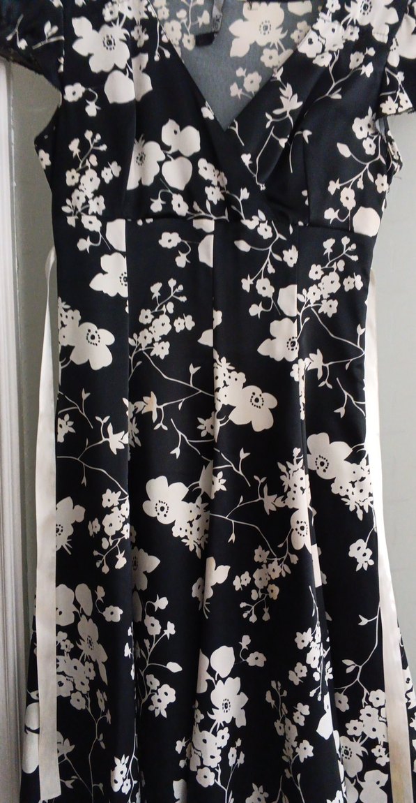 V Yaka Drapeli Midi Elbise Siyah Beyaz - Görsel 2