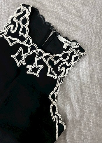 Dantel İşlemeli Yüksek Yaka Siyah Crop Top - Görsel 3