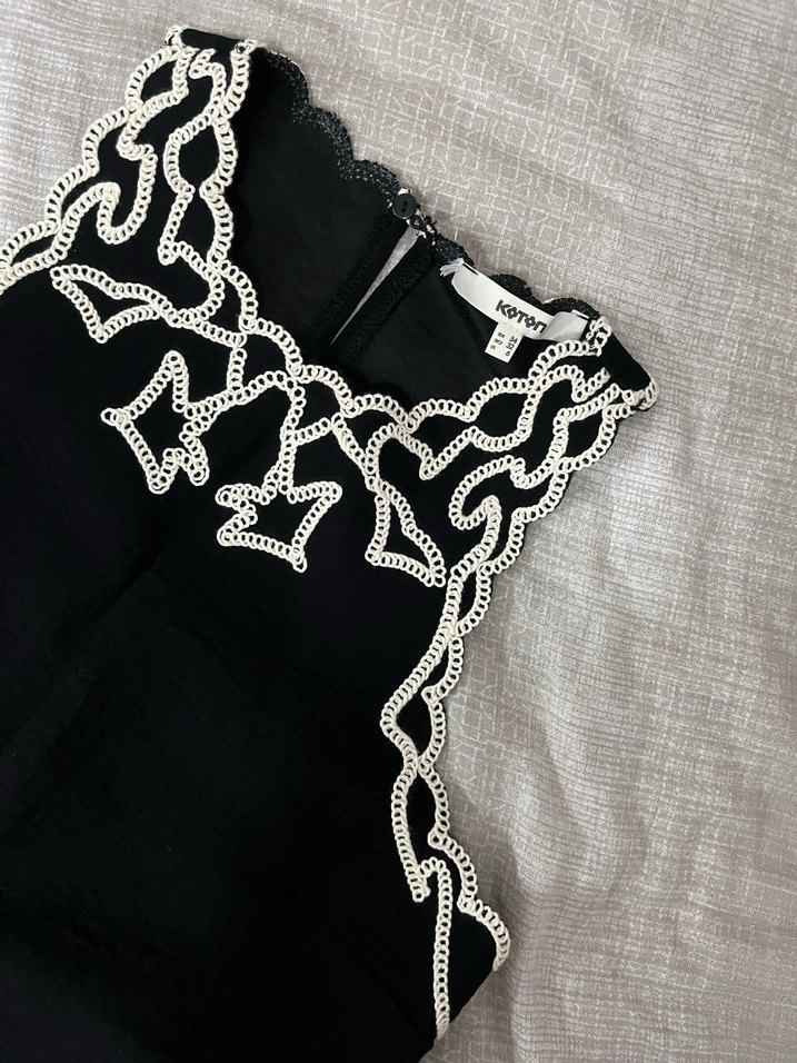 Dantel İşlemeli Yüksek Yaka Siyah Crop Top - Görsel 3