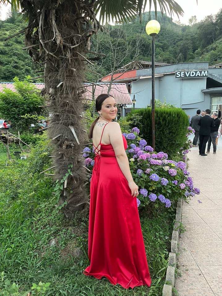 Uzun Kırmızı Parlak V Yaka Drapeli Abiye - Görsel 3