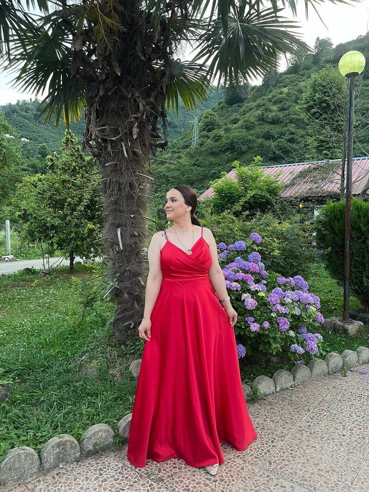 Uzun Kırmızı Parlak V Yaka Drapeli Abiye - Görsel 2