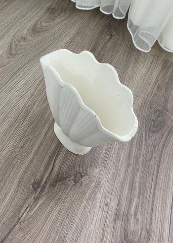 Beyaz Dalgalı Kenarlı Vazo - Görsel 3