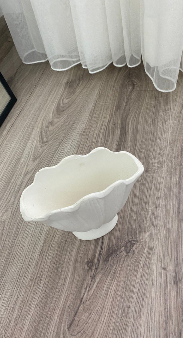 Beyaz Dalgalı Kenarlı Vazo - Görsel 2