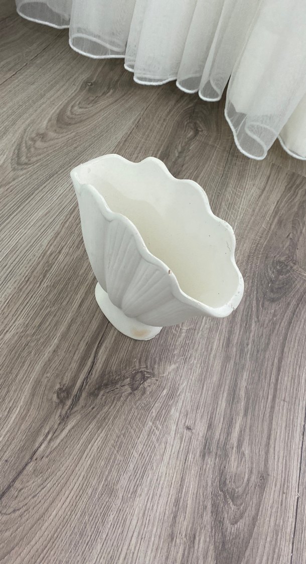 Beyaz Dalgalı Kenarlı Vazo - Görsel 3