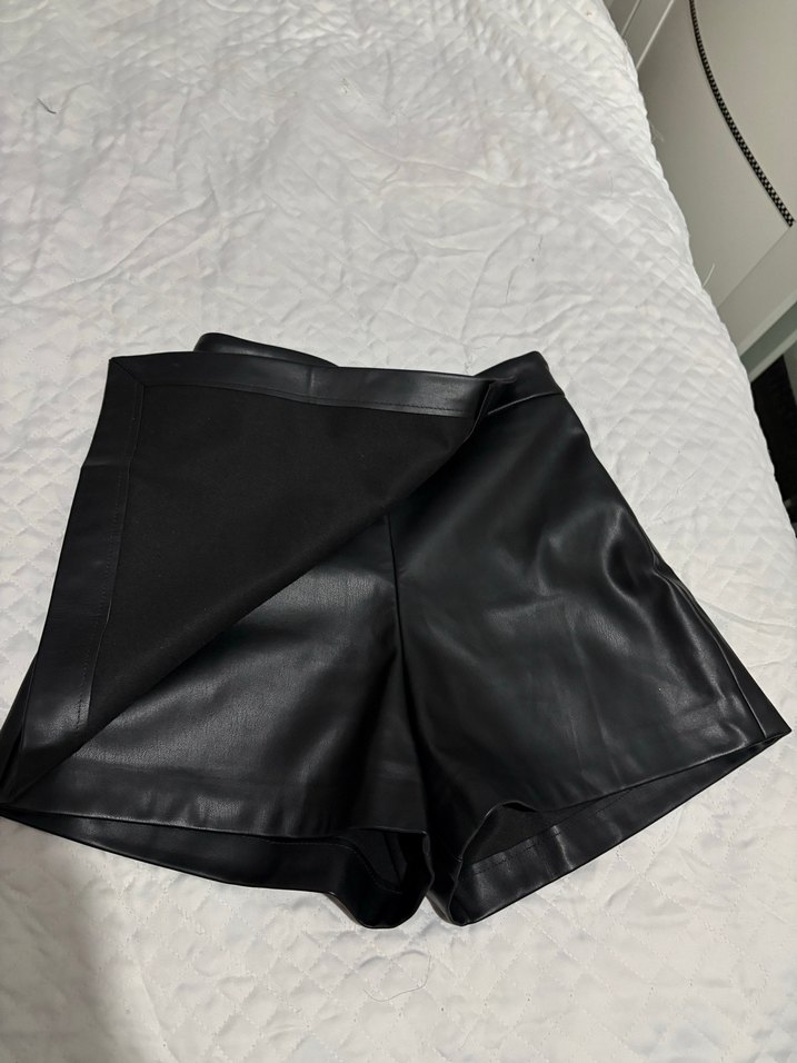 Siyah Deri Mini Şortlu etek - Görsel 3