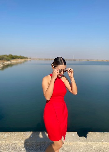 Kırmızı elbise - Görsel 3