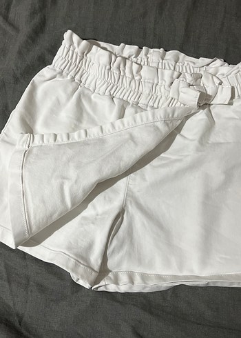 Beyaz Kemerli Yüksek Bel Mini Şort - Görsel 2