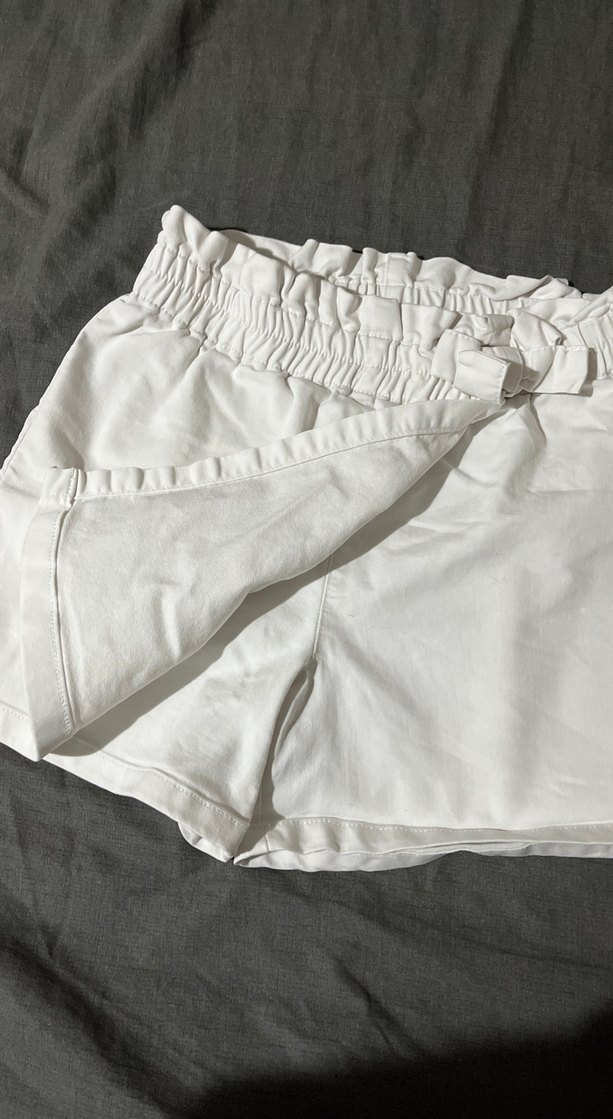 Beyaz Kemerli Yüksek Bel Mini Şort - Görsel 2