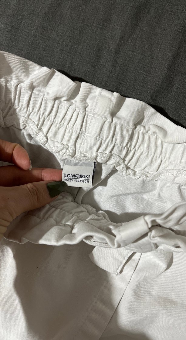 Beyaz Kemerli Yüksek Bel Mini Şort - Görsel 4