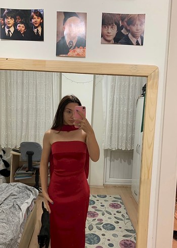 Kırmızı Drapeli Uzun Straplez Kokteyl Elbisesi - Görsel 2