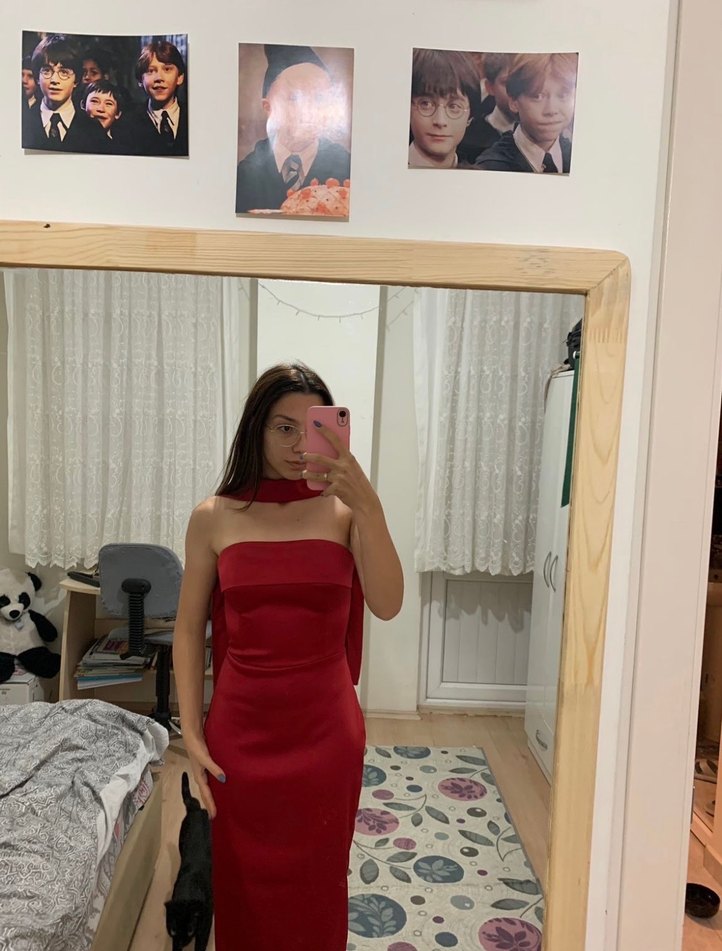 Kırmızı Drapeli Uzun Straplez Kokteyl Elbisesi - Görsel 2