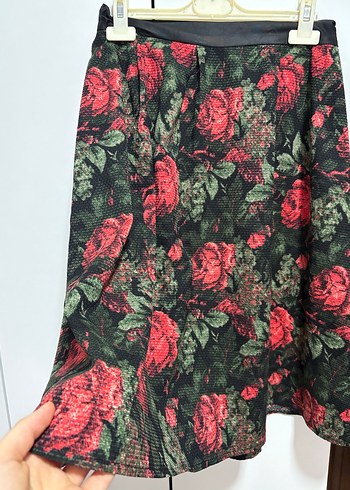 Kırmızı Çiçek Desenli Midi Etek - Görsel 2