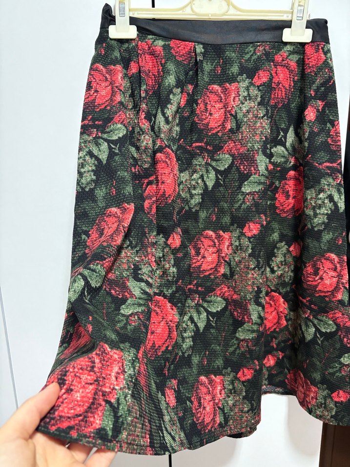 Kırmızı Çiçek Desenli Midi Etek - Görsel 2