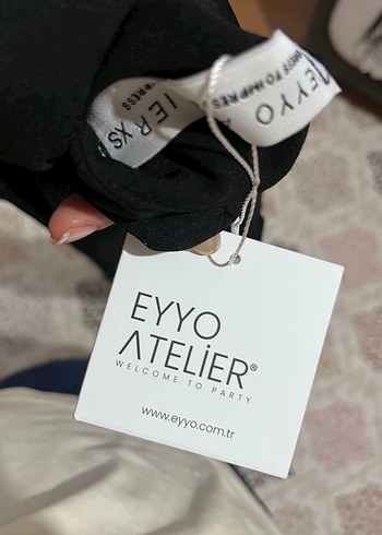 Siyah sırt dekolteli elbise - Görsel 3