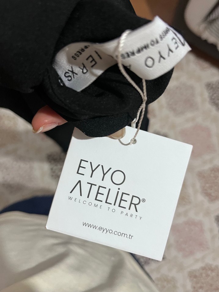 Siyah sırt dekolteli elbise - Görsel 3