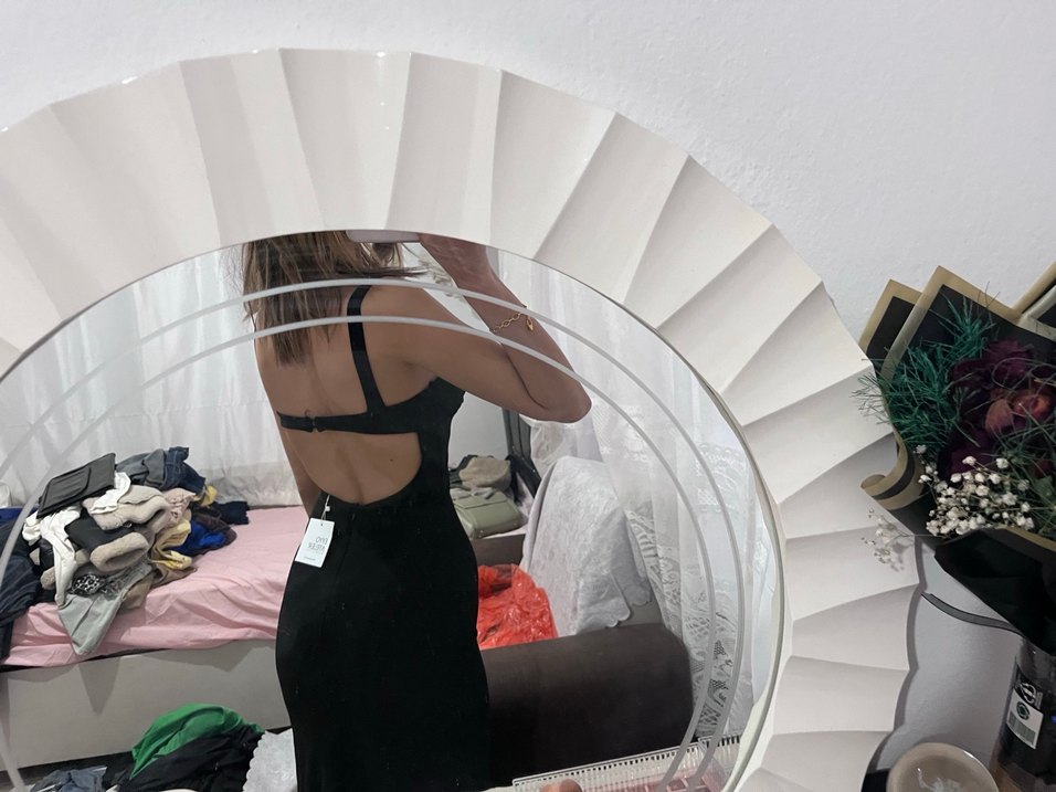 Siyah sırt dekolteli elbise - Görsel 2