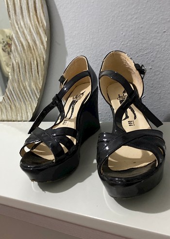 Siyah Rugan Tokalı Dolgu Topuk Kadın Ayakkabı - Görsel 2