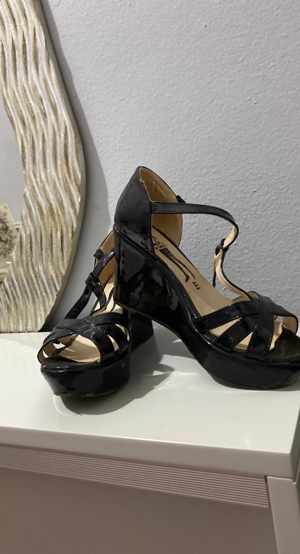 Siyah Rugan Tokalı Dolgu Topuk Kadın Ayakkabı - Görsel 3