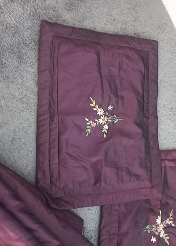 Bordo İşlemeli Yatak Örtüsü - Görsel 6