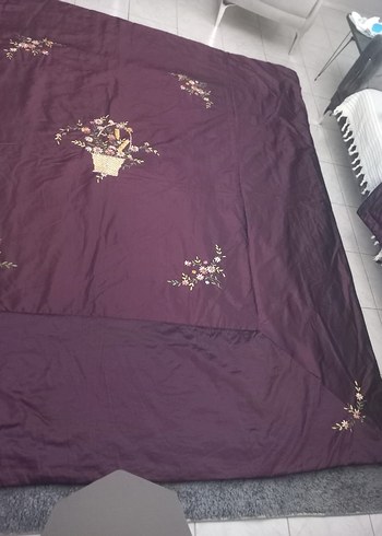 Bordo İşlemeli Yatak Örtüsü - Görsel 3