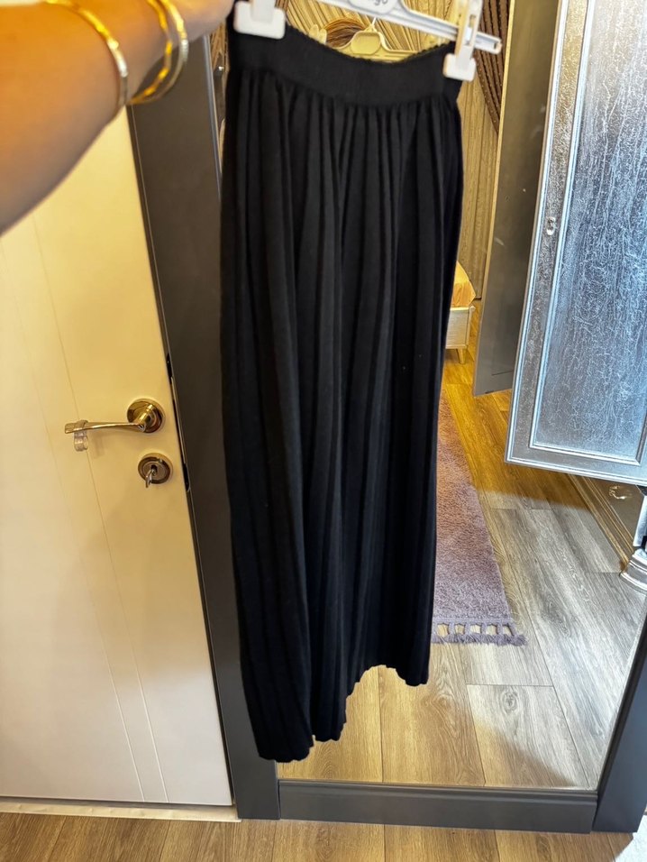 Siyah Piliseli Uzun Etek - Görsel 2