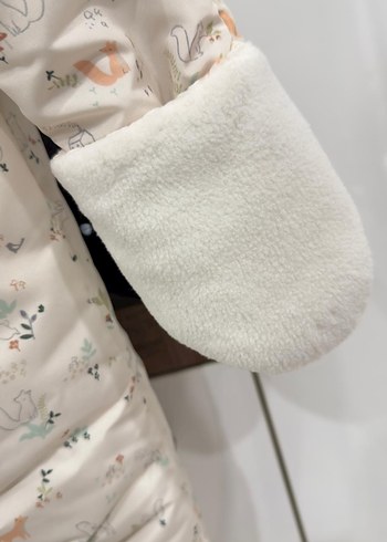 Kız Bebek Beyaz Desenli Kürklü Tulumu - Görsel 4