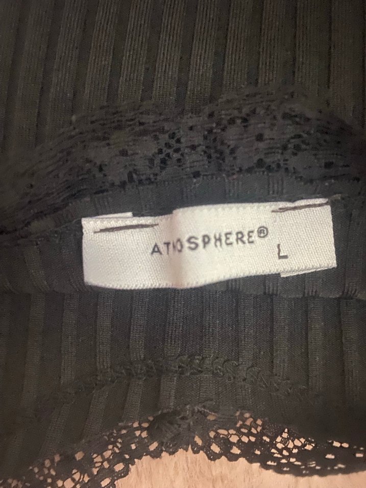 Dantel detaylı göğüs dekolteli siyah crop - Görsel 3