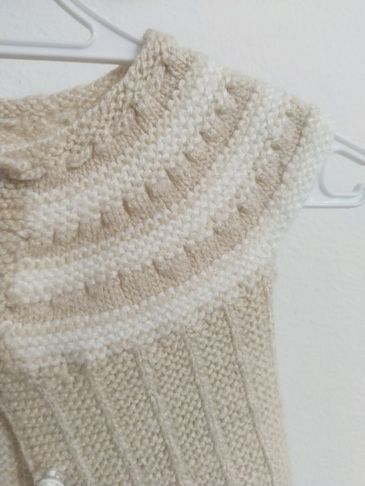 Kız Çocuk Bej Kolsuz Örgü Yelek - Görsel 3