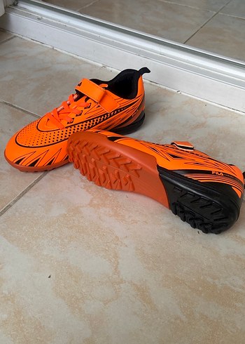 Fila Turuncu Yilan Desenli Erkek Futbol Ayakkabisi
