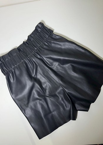 Kadın Siyah Deri Kemerli Mini Şort - Görsel 2
