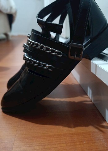 Siyah Zincir Detaylı Blok Topuklu Stiletto - Görsel 2