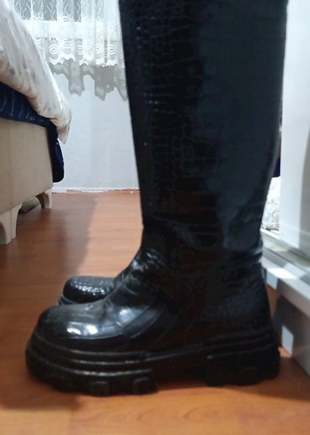 Siyah Yılan Desenli Diz Üstü Lastik Bot - Görsel 2