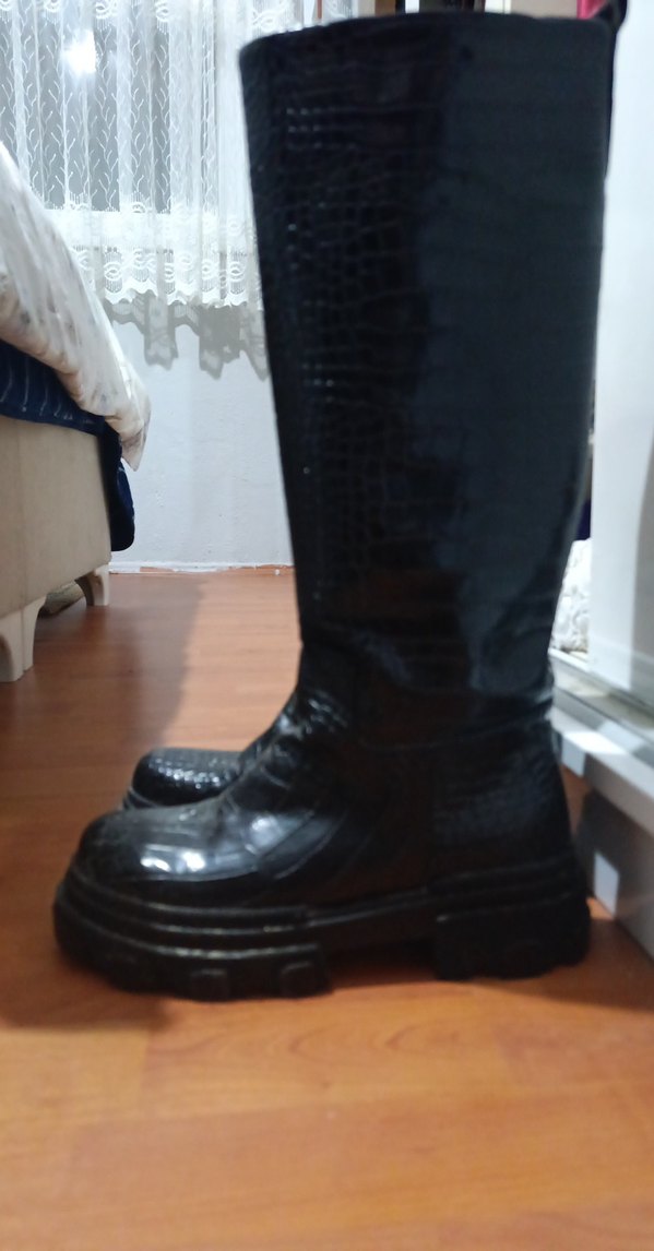 Siyah Yılan Desenli Diz Üstü Lastik Bot - Görsel 2